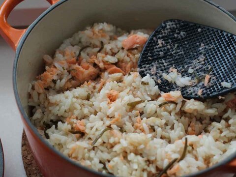 ルクルーゼで炊く　鮭と塩昆布のご飯